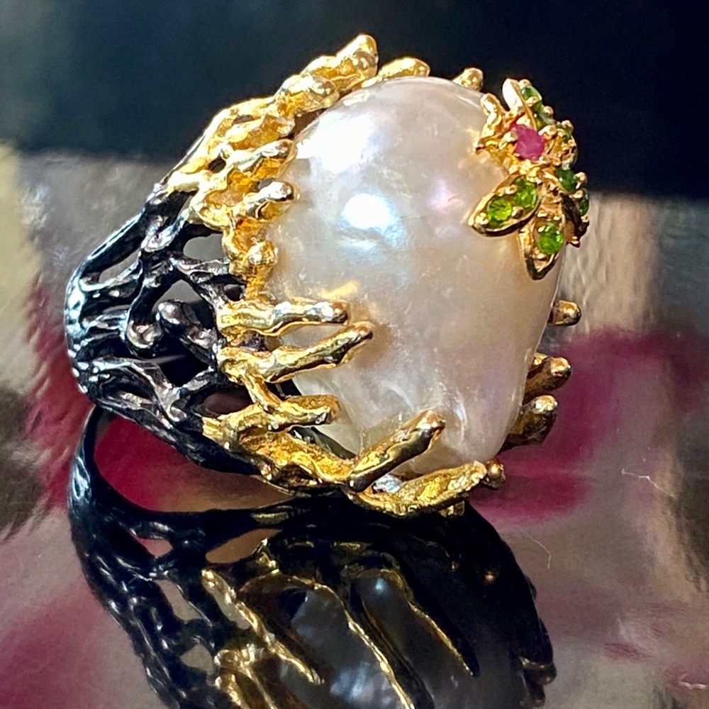 Attention-Getting Geniune Pearl Ring with Gems
